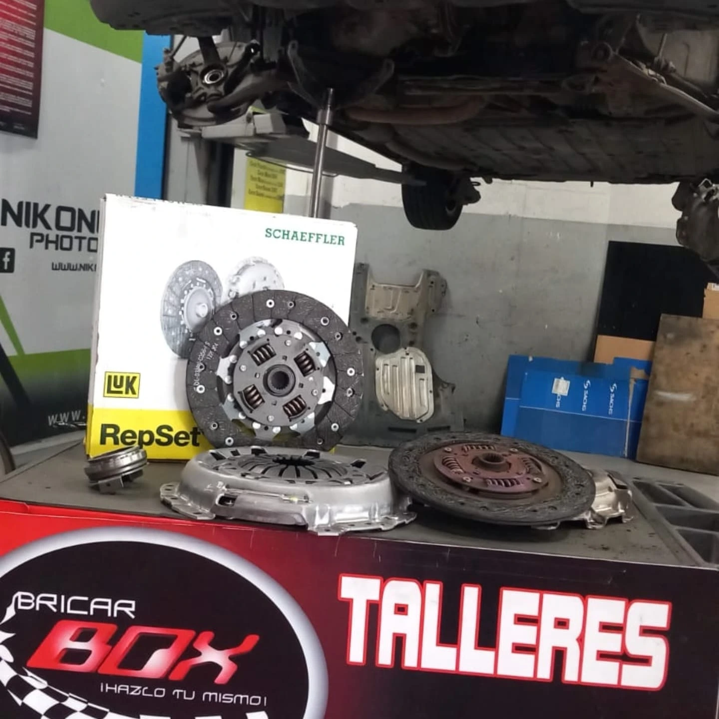 Taller mecánico organizado y limpio