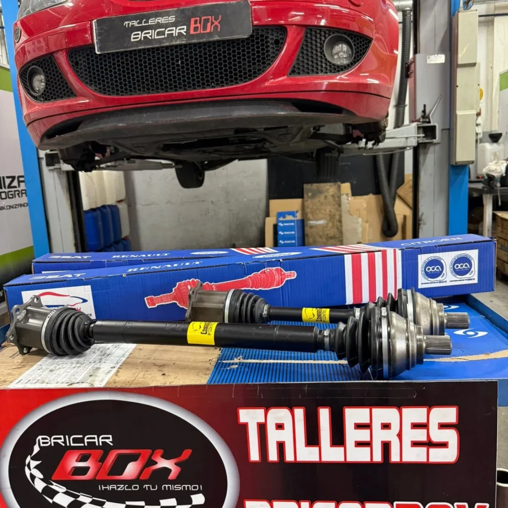 Mecánico trabajando bajo vehículo